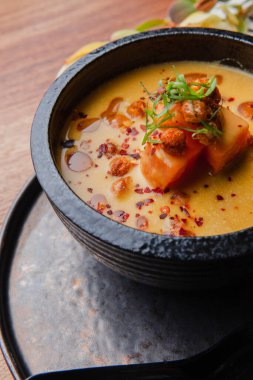 Karidesli baharatlı kremalı balkabağı çorbasının yakın plan görüntüsü 