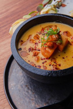 Karidesli baharatlı kremalı balkabağı çorbasının yakın plan görüntüsü 