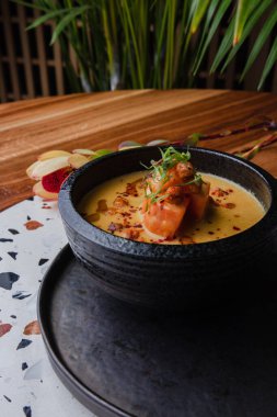 Karidesli baharatlı kremalı balkabağı çorbasının yakın plan görüntüsü 