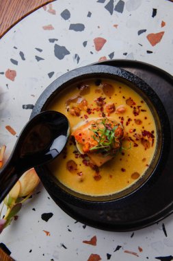 Karidesli baharatlı kremalı balkabağı çorbasının yakın plan görüntüsü 