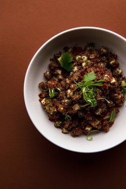 Lezzetli ve vejetaryen yemekleri olan bir kâse.