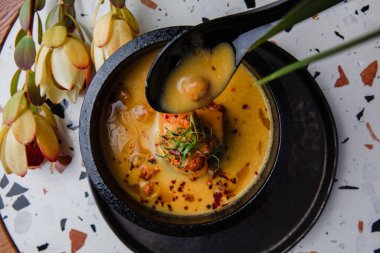 Karidesli baharatlı kremalı balkabağı çorbasının yakın plan görüntüsü 