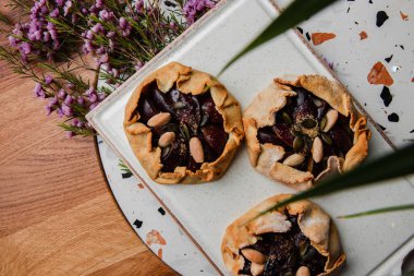 Lezzetli ev yapımı erik ev yapımı fındıklı turta manzarası  