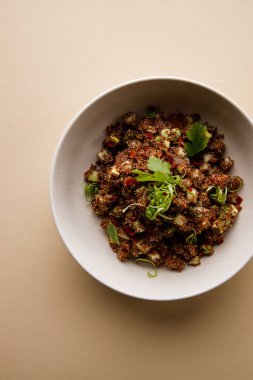 Lezzetli ve vejetaryen yemekleri olan bir kâse.