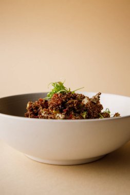 Lezzetli ve vejetaryen yemekleri olan kâseye yakından bakın.