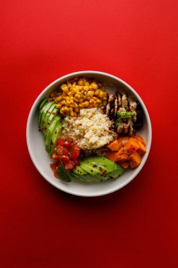 Kuskus ve sebze parçalı bir tabağın üst görüntüsü