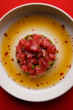 Avokado püresi soslu somon dilimli bir tabağın yakından görüntüsü.