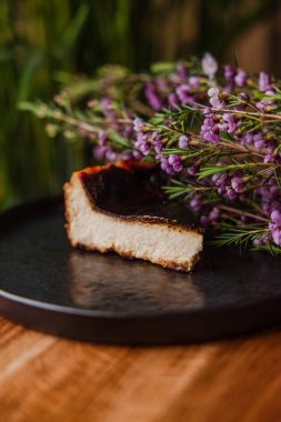 Beyaz tabakta nefis bir cheesecake 'in yakın plan görüntüsü 