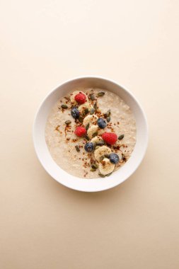 Muz ve böğürtlenli yulaf ezmesi manzarası 