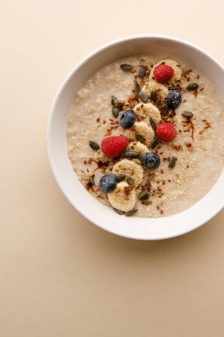 Muz ve böğürtlenli yulaf ezmesinin yakın plan görüntüsü 