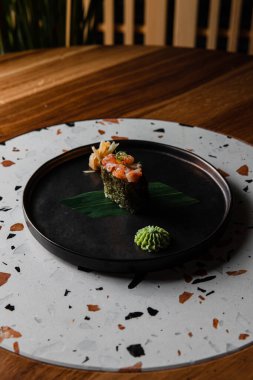 Japon yemeği. Suşi restoranda servis ediliyor. Yüksek kalite fotoğraf