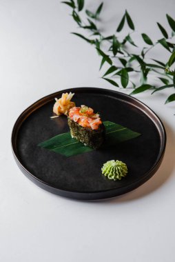 Japon yemeği. Suşi restoranda servis ediliyor. Yüksek kalite fotoğraf
