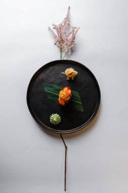 Japon yemeği. Suşi restoranda servis ediliyor. Yüksek kalite fotoğraf