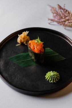 Japon yemeği. Suşi restoranda servis ediliyor. Yüksek kalite fotoğraf