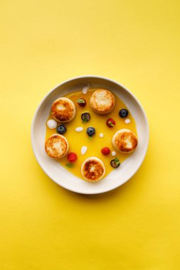 Peynirli krep, böğürtlen ve beyaz tabakta bal ile nefis bir kahvaltı manzarası. 