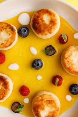 Peynirli krepli, böğürtlenli ve ballı leziz kahvaltıyı yakından izleyin. 