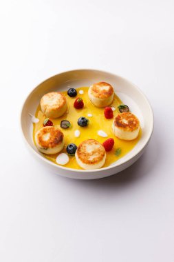 Peynirli krepli, böğürtlenli ve ballı leziz kahvaltıyı yakından izleyin. 