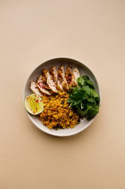 Kuskus ve et parçaları olan bir tabağın üst görüntüsü