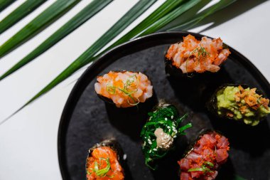 Japon yemeği. Suşi restoranda servis ediliyor. Yüksek kalite fotoğraf