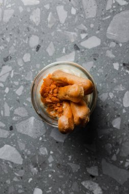 Kavanozda krema olan eklerin üst görünümü