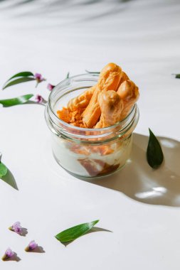 Kavanozda krema olan eklerin yakın plan görüntüsü