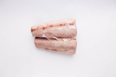 Beyaz arkaplanda izole edilmiş beyaz balık filetosu üst görünümü 