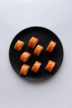 Japon uramaki beyaz arkaplanda izole edildi