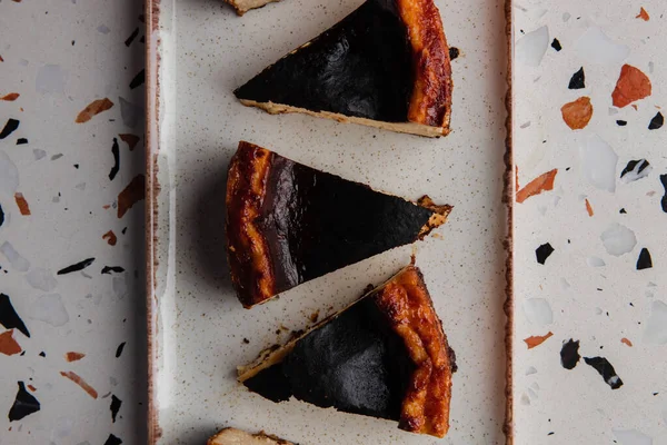 Pemandangan Atas Yang Lezat Chocolate Cheesecake Iris Piring Putih — Stok Foto