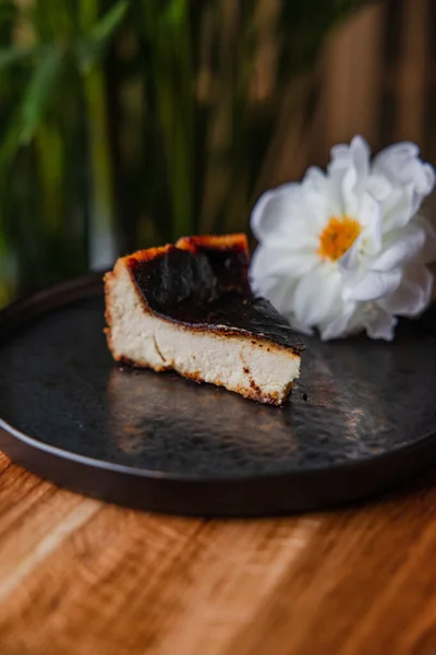 Κοντινή Θέα Από Ένα Νόστιμο Cheesecake Ένα Λευκό Πιάτο — Φωτογραφία Αρχείου