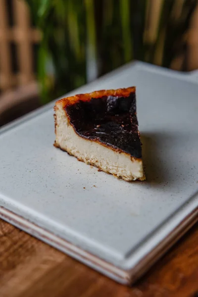 Κοντινή Θέα Από Ένα Νόστιμο Cheesecake Ένα Λευκό Πιάτο — Φωτογραφία Αρχείου
