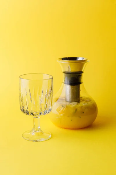 Ansicht Von Glas Und Flasche Mit Tropischen Fruchtsaft Auf Gelbem — Stockfoto