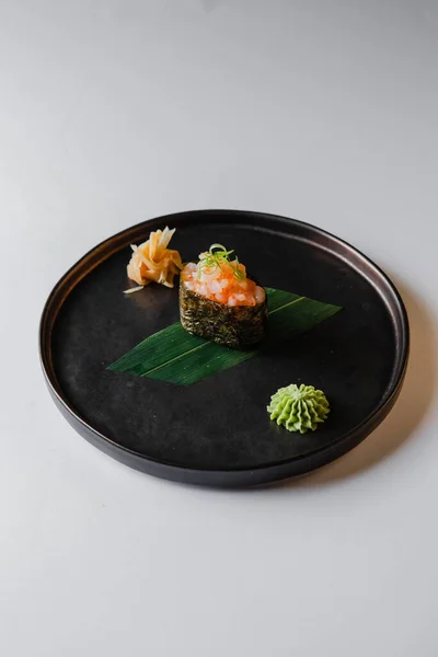 Mâncare Japoneză Sushi Servit Restaurant Fotografie Înaltă Calitate — Fotografie, imagine de stoc