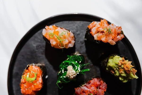 Japansk Mat Sushi Serveras Restaurangen Högkvalitativt Foto — Stockfoto