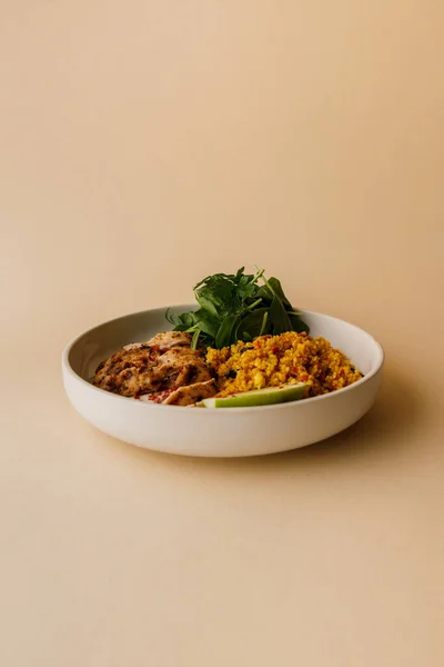 Pandangan Closeup Dari Piring Dengan Couscous Dan Potongan Daging — Stok Foto