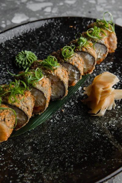 Mâncare Japoneză Setul Sushi Servit Restaurant Fotografie Înaltă Calitate — Fotografie, imagine de stoc