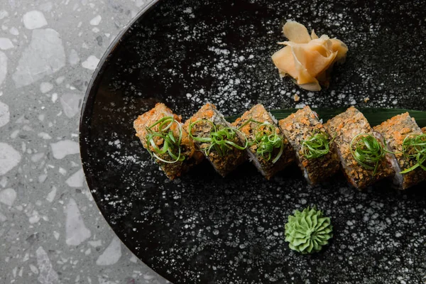Japansk Mat Sushi Som Serveras Restaurangen Högkvalitativt Foto — Stockfoto