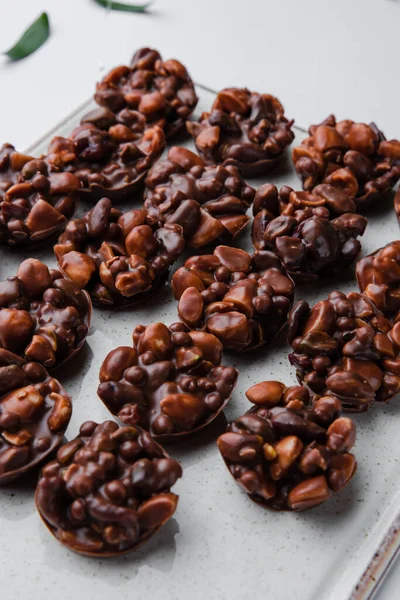 Primo Piano Vista Caramelle Cioccolato Con Noci — Foto Stock