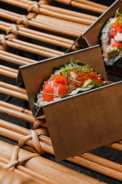 Comida Japonesa Sushi Tacos Servido Restaurante Foto Alta Calidad Imágenes de stock libres de derechos