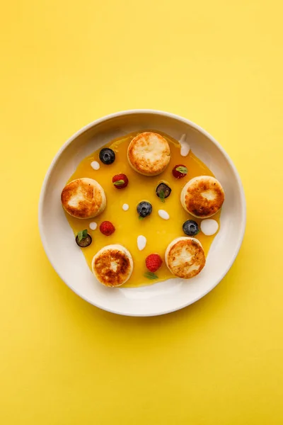 Blick Von Oben Auf Leckeres Frühstück Mit Käsepfannkuchen Mit Beeren Stockbild