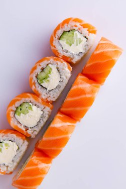 Japon uramaki beyaz arkaplanda izole edildi