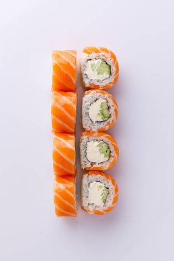 Japon uramaki beyaz arkaplanda izole edildi