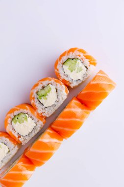 Japon uramaki beyaz arkaplanda izole edildi