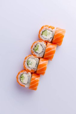 Japon uramaki beyaz arkaplanda izole edildi