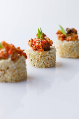 Japon suşi seti beyaz arkaplanda izole edildi