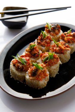 Japon suşi seti beyaz arkaplanda izole edildi