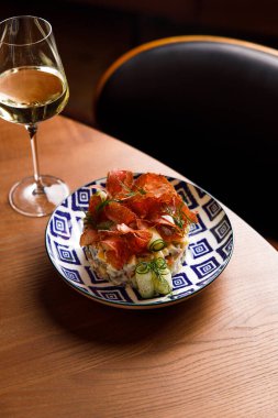 Olivier salatasının yakın plan görüntüsü tabakta jambon dilimleriyle süslenmiş.