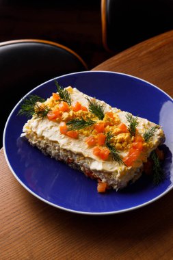 Yakın plan havuç salatası ve somon parçalı mayonez. 