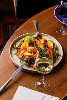 Sebze ve peynirli taze salatanın yakın plan görüntüsü. 