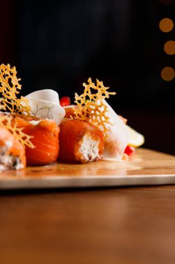 Peynirli somon balığının yakın plan görüntüsü.