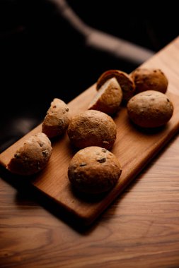 Tahta masadaki taze çörekleri kapatın. 